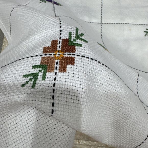 Vintage Hand Stitched Floral Tablecloth And Napkins - Picture 5 of 6